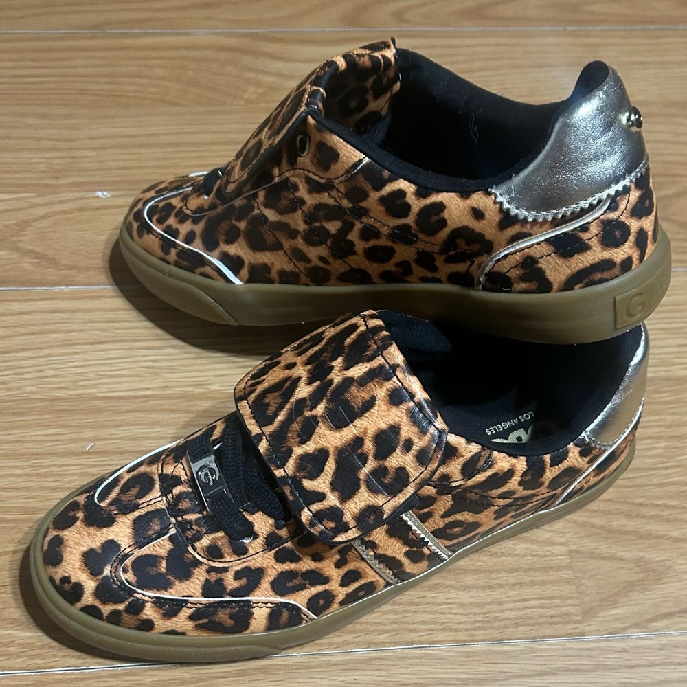 GBG By Guess LA *NEW* GG OFLIP Leopard Cheetah Gum Soles women 7.5